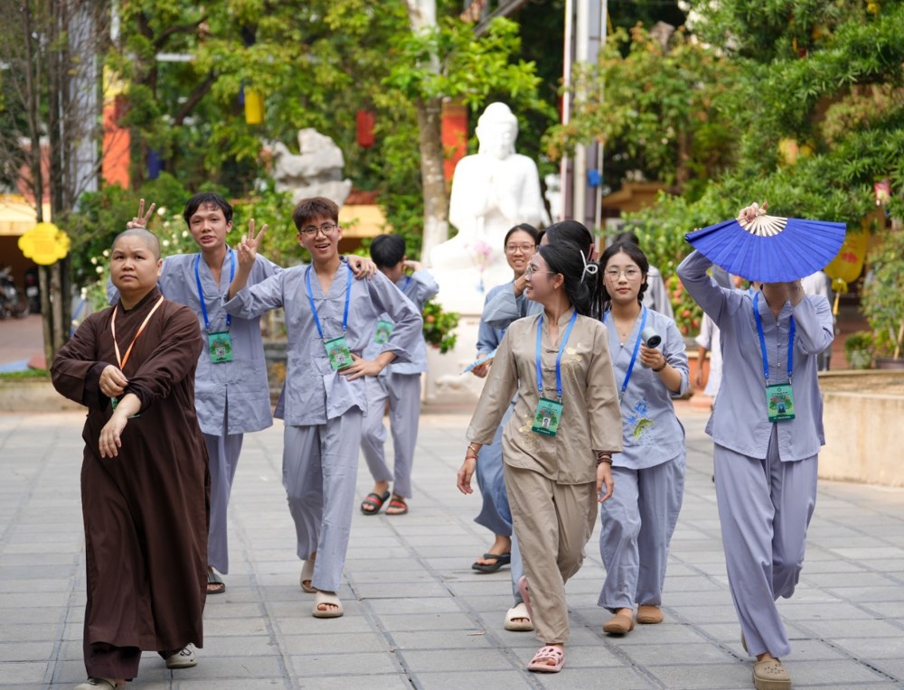 A group of people walking on a sidewalk

AI-generated content may be incorrect.