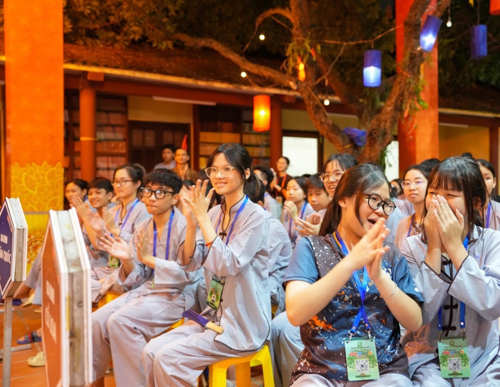 A group of people clapping

AI-generated content may be incorrect.