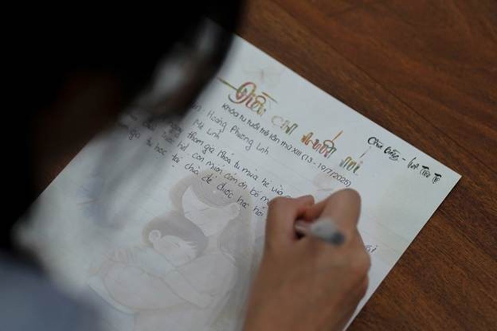 A person writing on a piece of paper

AI-generated content may be incorrect.