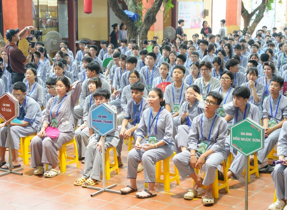 A group of people wearing matching outfits

AI-generated content may be incorrect.