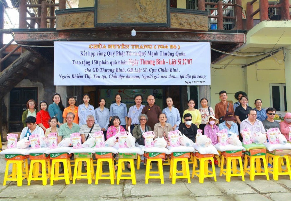 TP.HCM: Chùa Huyền Trang tặng quà nhân Ngày Thương binh - Liệt sĩ 27/7