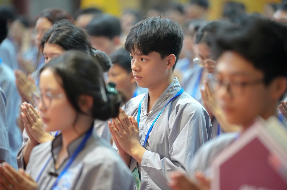 A group of people praying

AI-generated content may be incorrect.