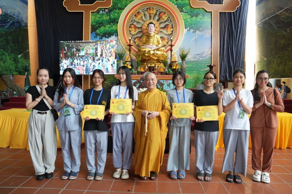 A group of people holding certificates

AI-generated content may be incorrect.