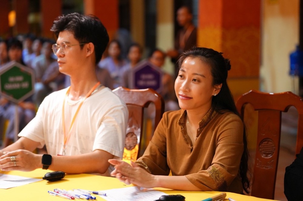 A person and person sitting at a table

AI-generated content may be incorrect.