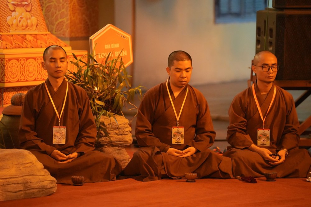 A group of men sitting on the floor

AI-generated content may be incorrect.