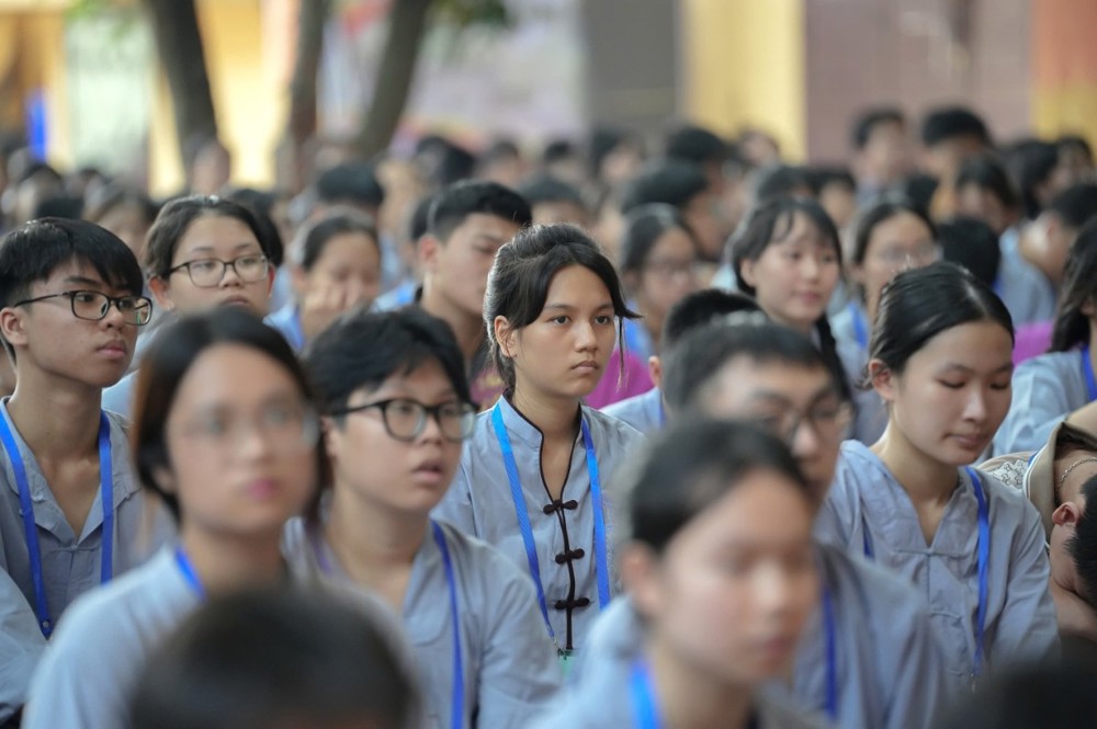 A group of people in a crowd

AI-generated content may be incorrect.