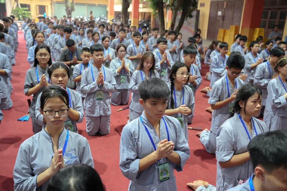 A group of people in grey robes praying

AI-generated content may be incorrect.