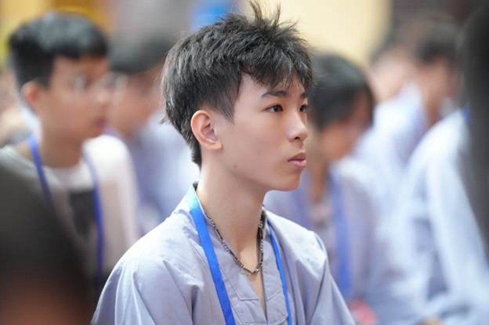 A young person in a grey shirt

AI-generated content may be incorrect.