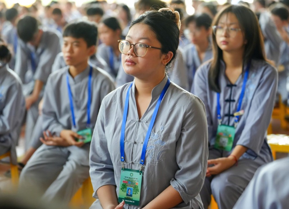 A group of people sitting in a room

AI-generated content may be incorrect.