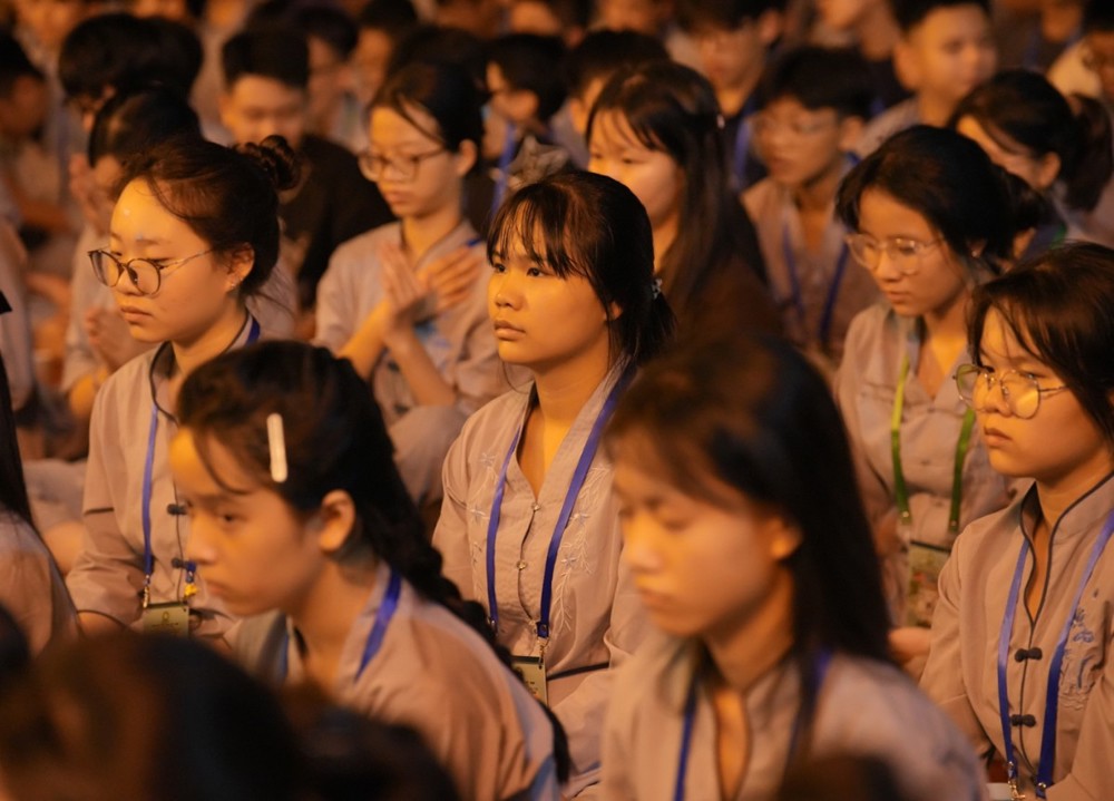 A group of people sitting in a room

AI-generated content may be incorrect.