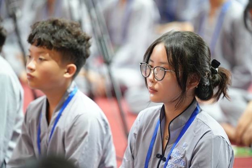 A person and child sitting in a room

AI-generated content may be incorrect.