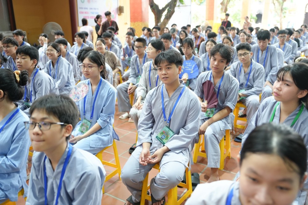A group of people sitting in a room

AI-generated content may be incorrect.