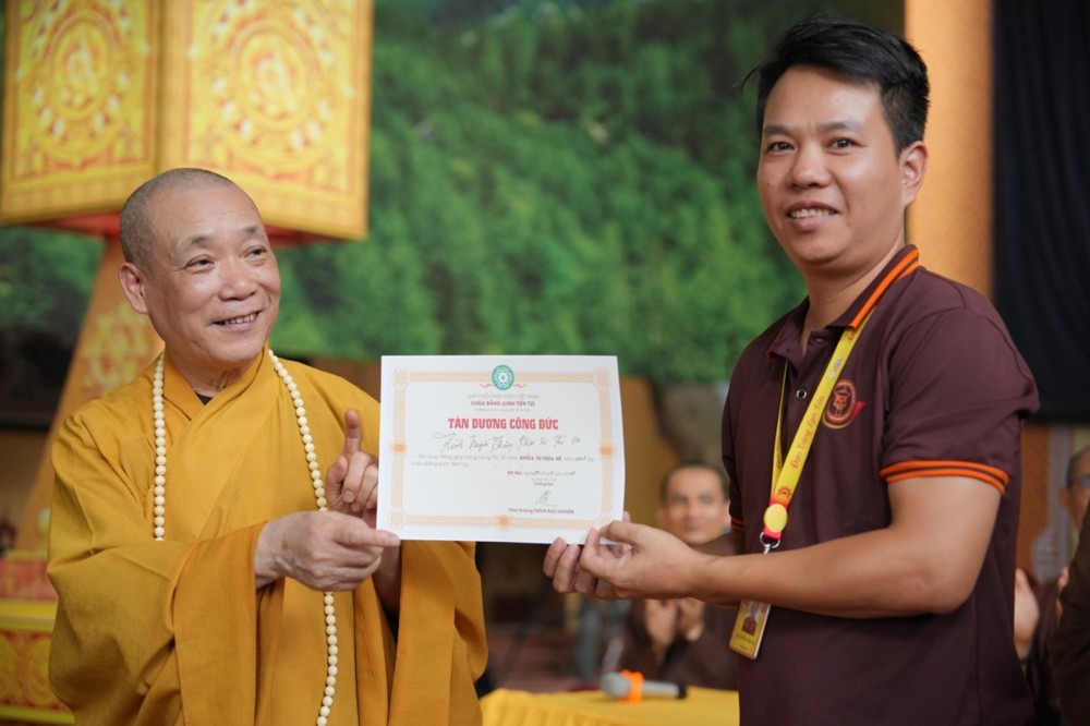A person holding a certificate

AI-generated content may be incorrect.