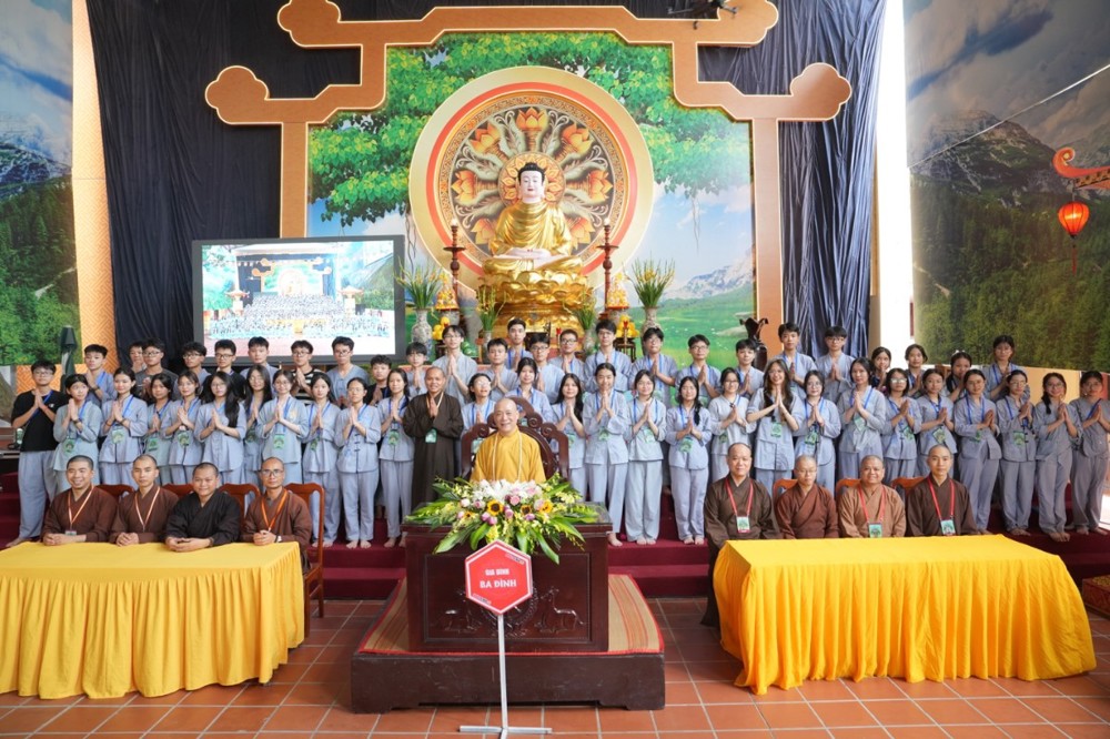 A group of people standing in front of a large group of people

AI-generated content may be incorrect.