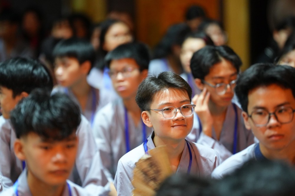 A group of people in a room

AI-generated content may be incorrect.