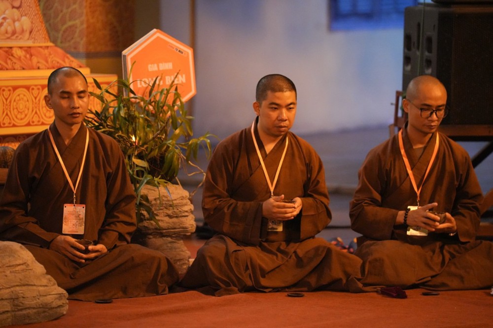 A group of men sitting on the floor

AI-generated content may be incorrect.