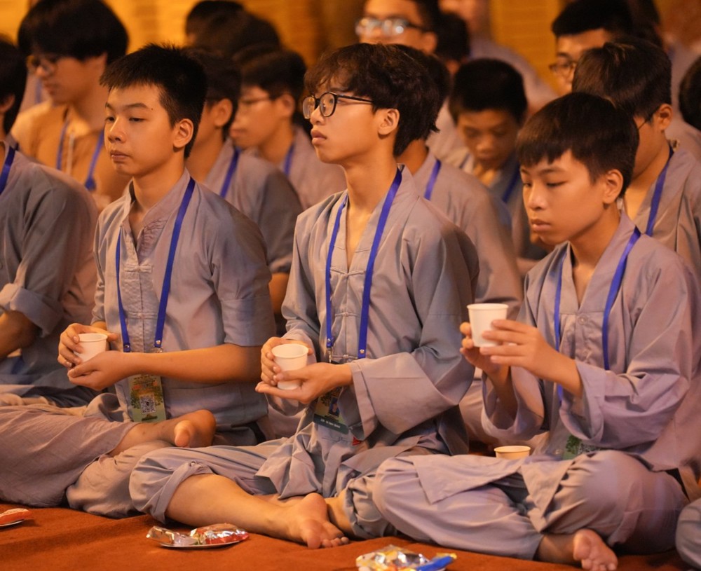 A group of people sitting on the floor

AI-generated content may be incorrect.