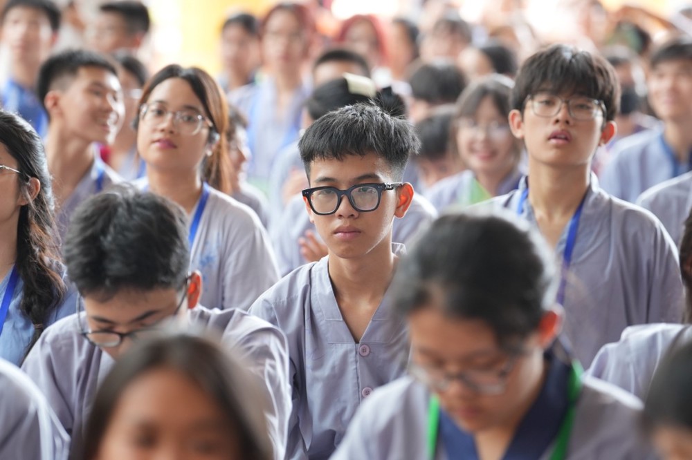 A group of people in a classroom

AI-generated content may be incorrect.