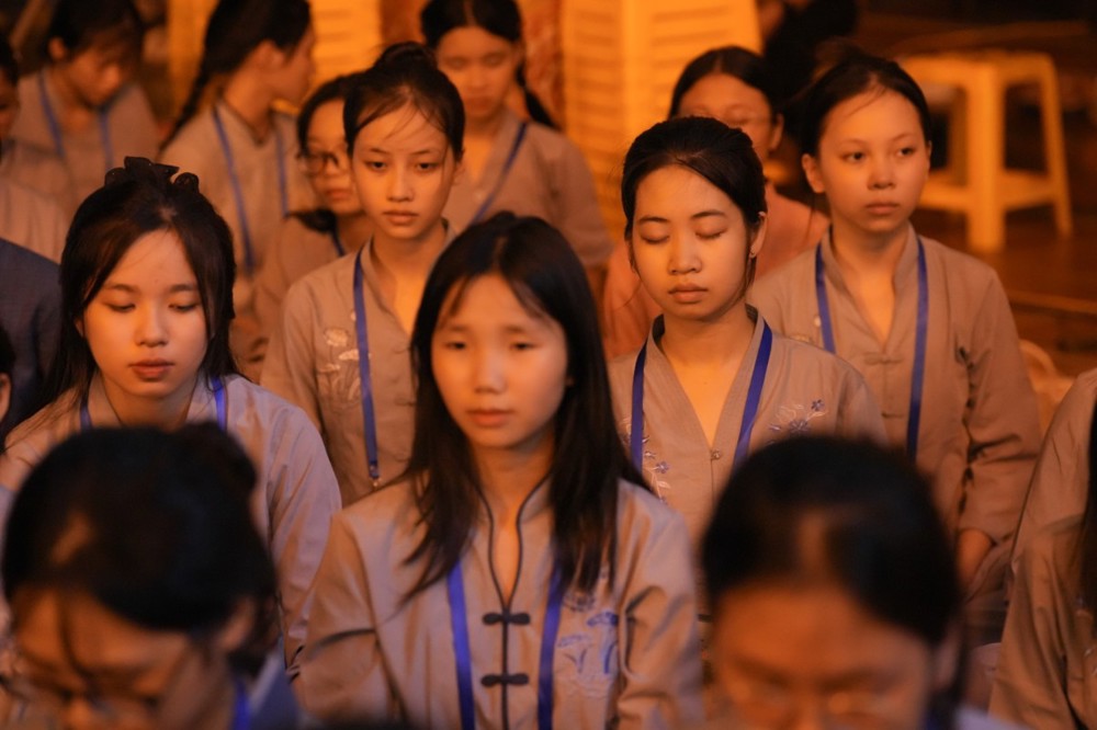 A group of women wearing matching outfits

AI-generated content may be incorrect.
