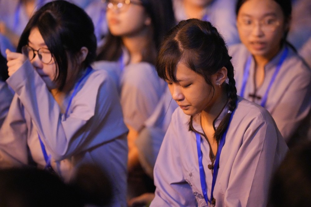 A group of young women sitting in a room

AI-generated content may be incorrect.