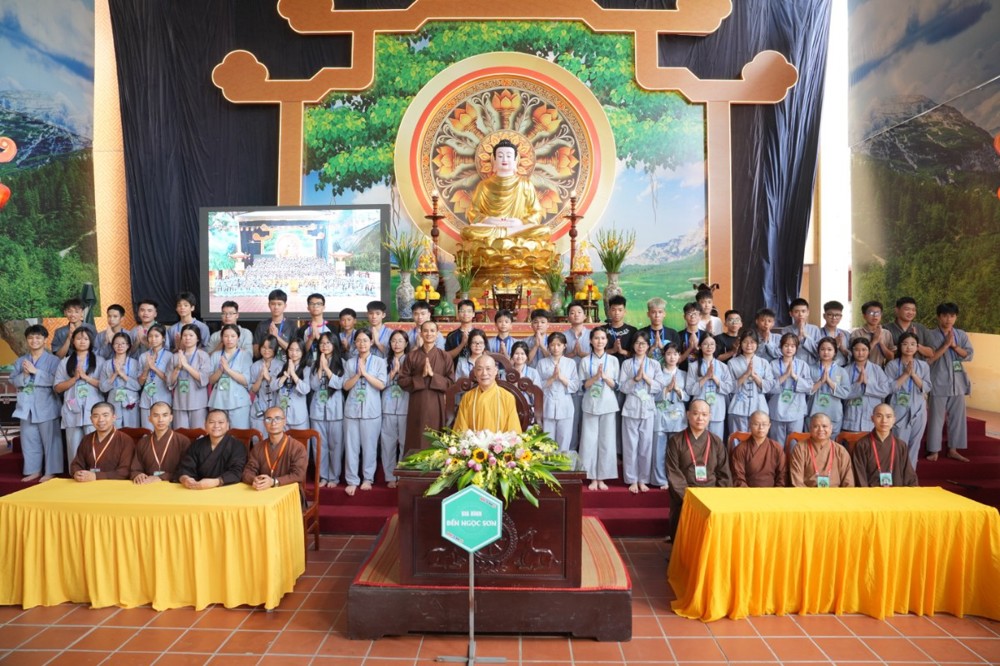 A group of people standing in front of a large group of people

AI-generated content may be incorrect.