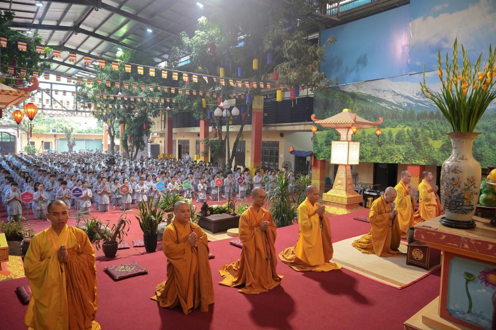 A group of people in yellow robes

AI-generated content may be incorrect.