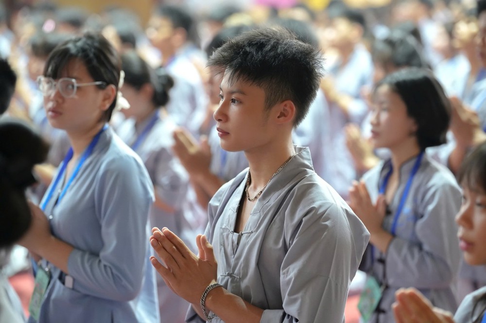 A group of people praying

AI-generated content may be incorrect.