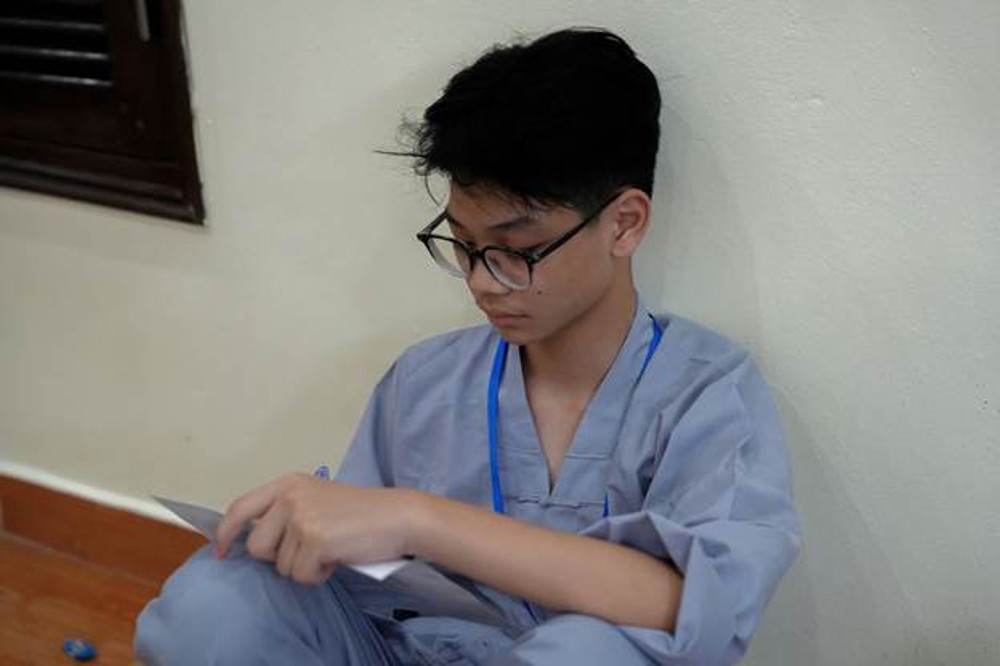 A child wearing glasses and a grey shirt

AI-generated content may be incorrect.