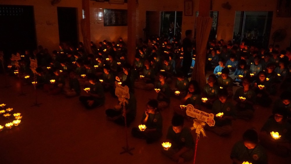 Tây Ninh: Đêm hoa hoa đăng “Thắp sáng niềm tin” tại Khoá tu mùa hè chùa Pháp Hưng