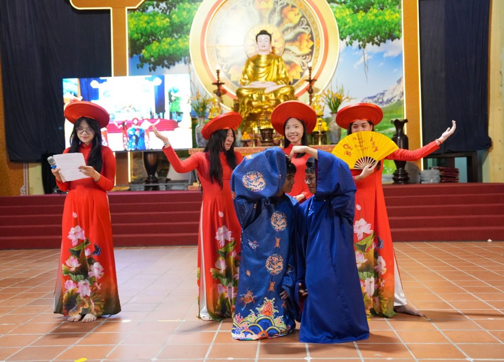 A group of people wearing traditional clothing

AI-generated content may be incorrect.