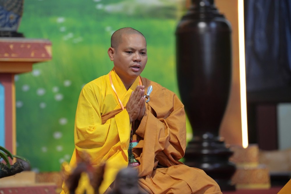 A person in a yellow robe

AI-generated content may be incorrect.