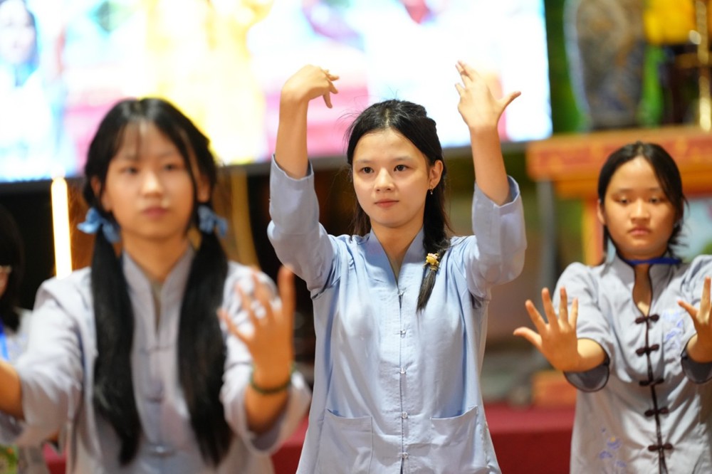 A group of young women raising their hands

AI-generated content may be incorrect.