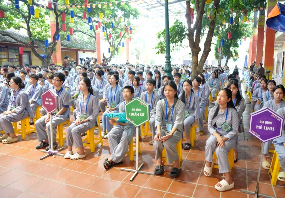 A group of people sitting in chairs

AI-generated content may be incorrect.