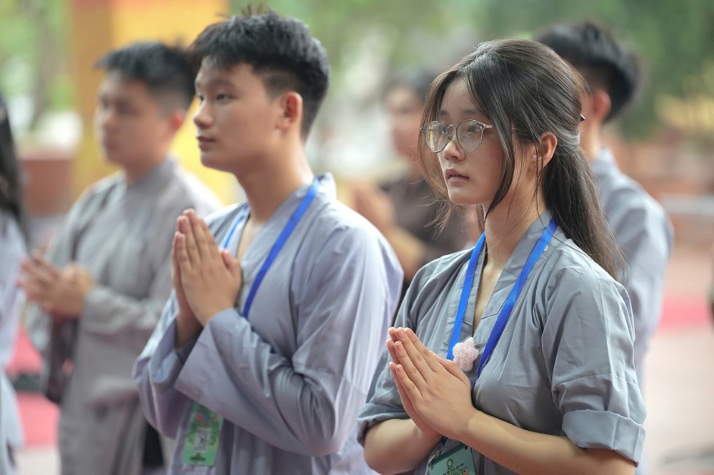 A group of people praying

AI-generated content may be incorrect.