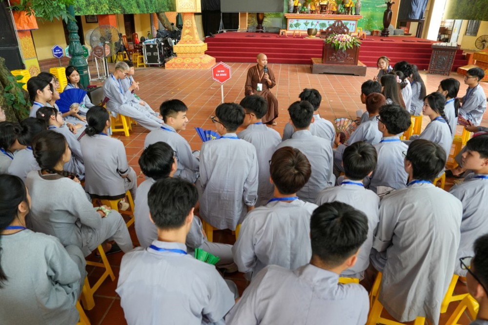 A group of people sitting in chairs

AI-generated content may be incorrect.