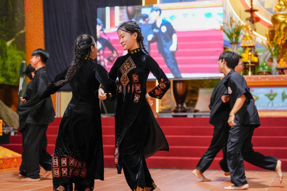 A group of people dancing

AI-generated content may be incorrect.