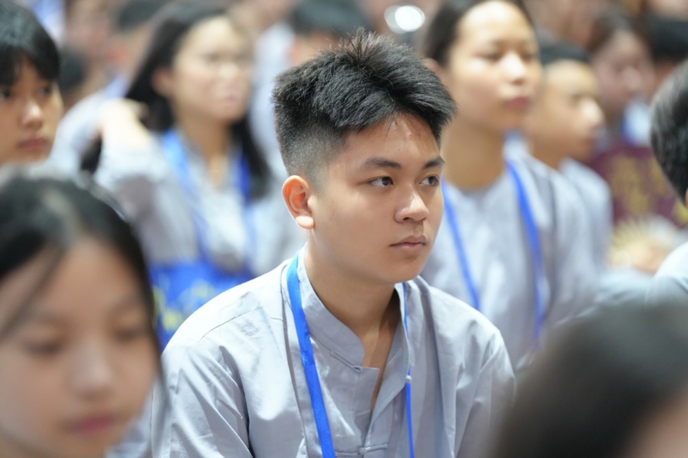 A group of people sitting in a room

AI-generated content may be incorrect.