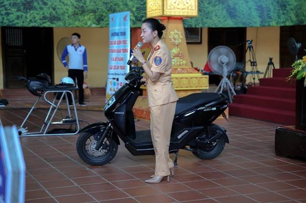 A person standing next to a motorcycle

AI-generated content may be incorrect.