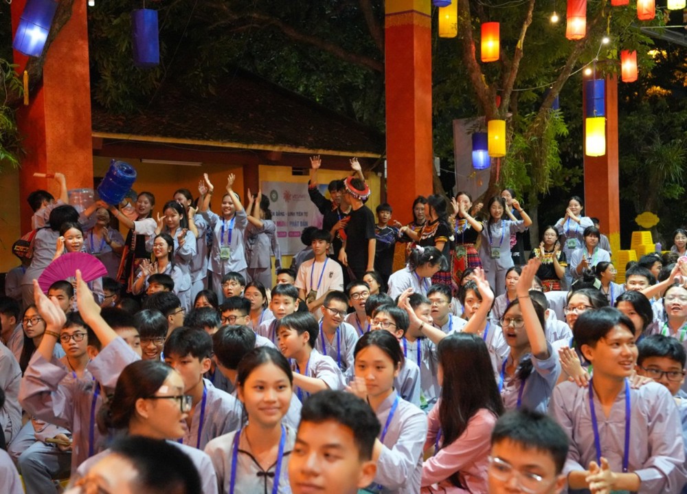 A group of people in a crowd

AI-generated content may be incorrect.