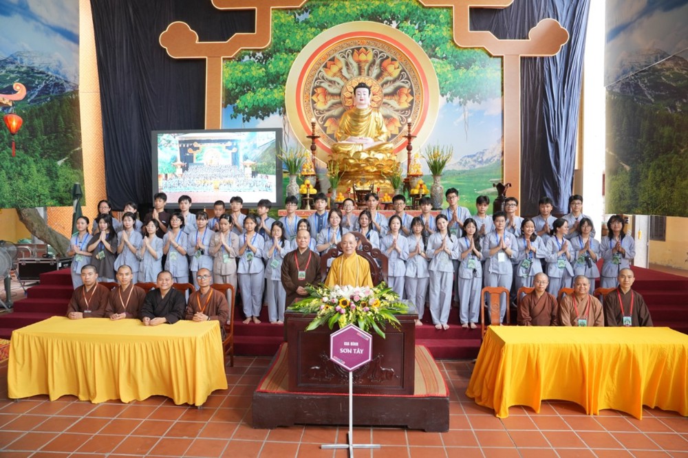A group of people standing in front of a large group of people

AI-generated content may be incorrect.