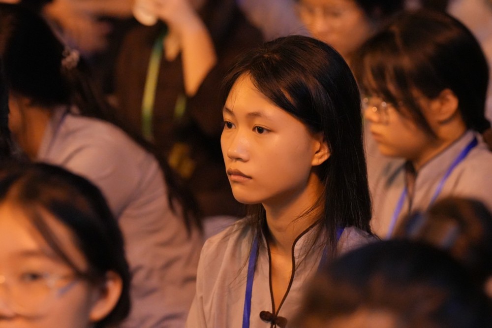 A person sitting in a room

AI-generated content may be incorrect.