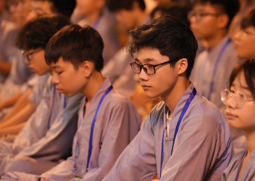 A group of people sitting in a row

AI-generated content may be incorrect.