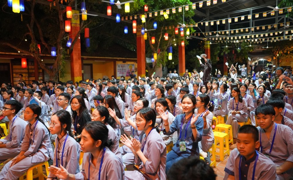 A group of people clapping at an event

AI-generated content may be incorrect.