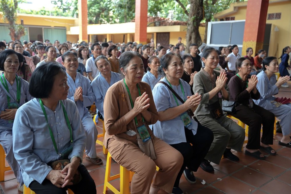 A group of people clapping

AI-generated content may be incorrect.
