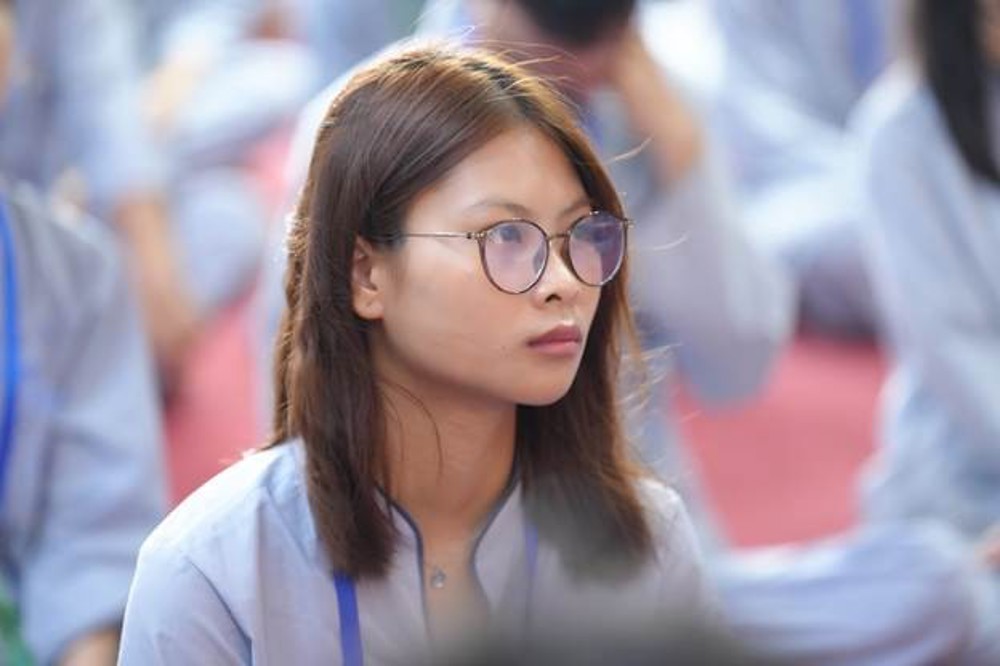A person wearing glasses and looking away

AI-generated content may be incorrect.