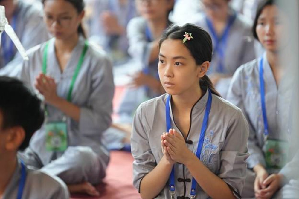 A group of people praying

AI-generated content may be incorrect.