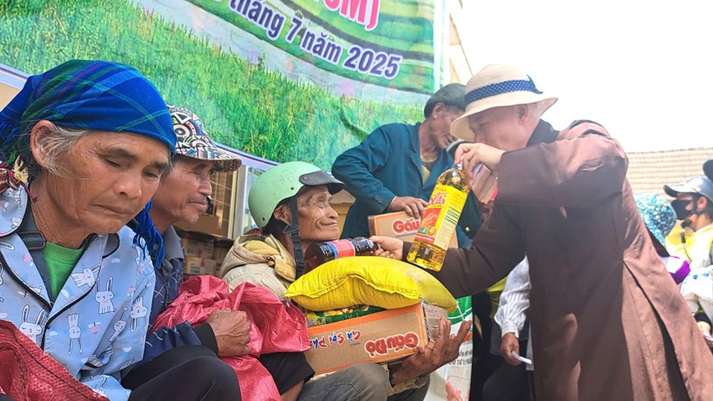 Quảng Ngãi: TT. Thích Nhuận Bảo kết nối quý Mạnh thường quân trao quà cho bà con có hoàn cảnh khó khăn