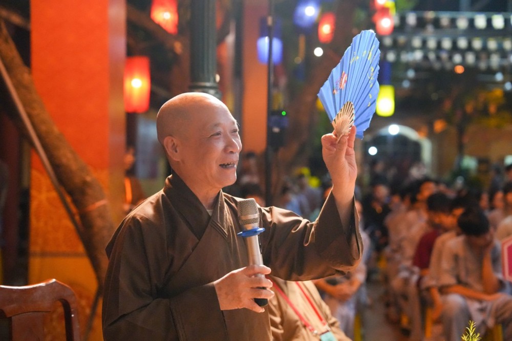 A person holding a blue fan

AI-generated content may be incorrect.