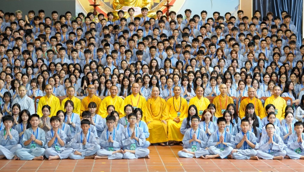 A group of people posing for a photo

AI-generated content may be incorrect.