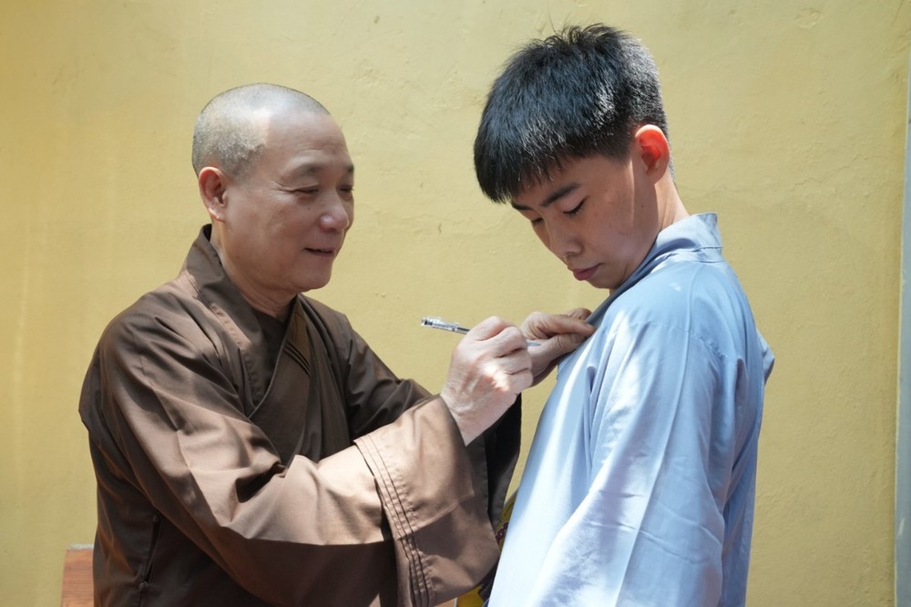 A person measuring a person's chest

AI-generated content may be incorrect.